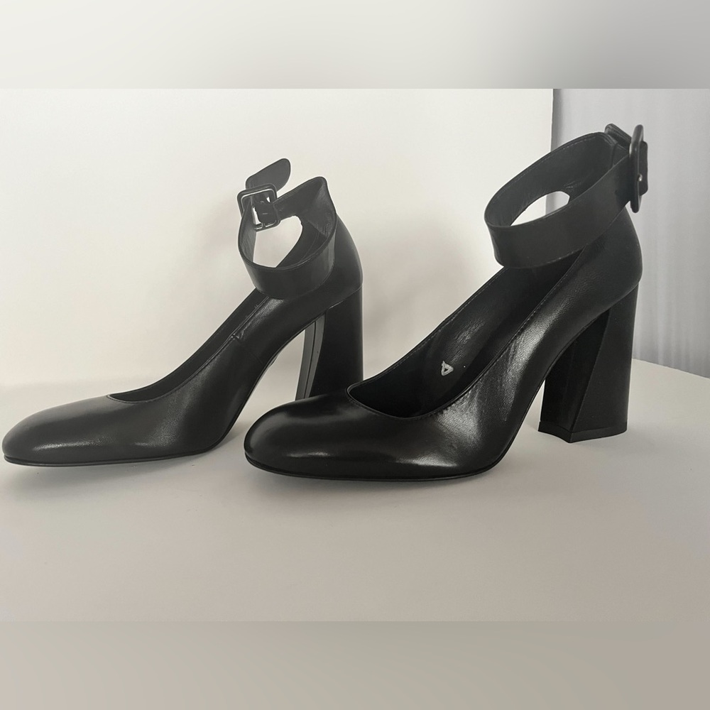 Stuart Weitzman "Clarissa"